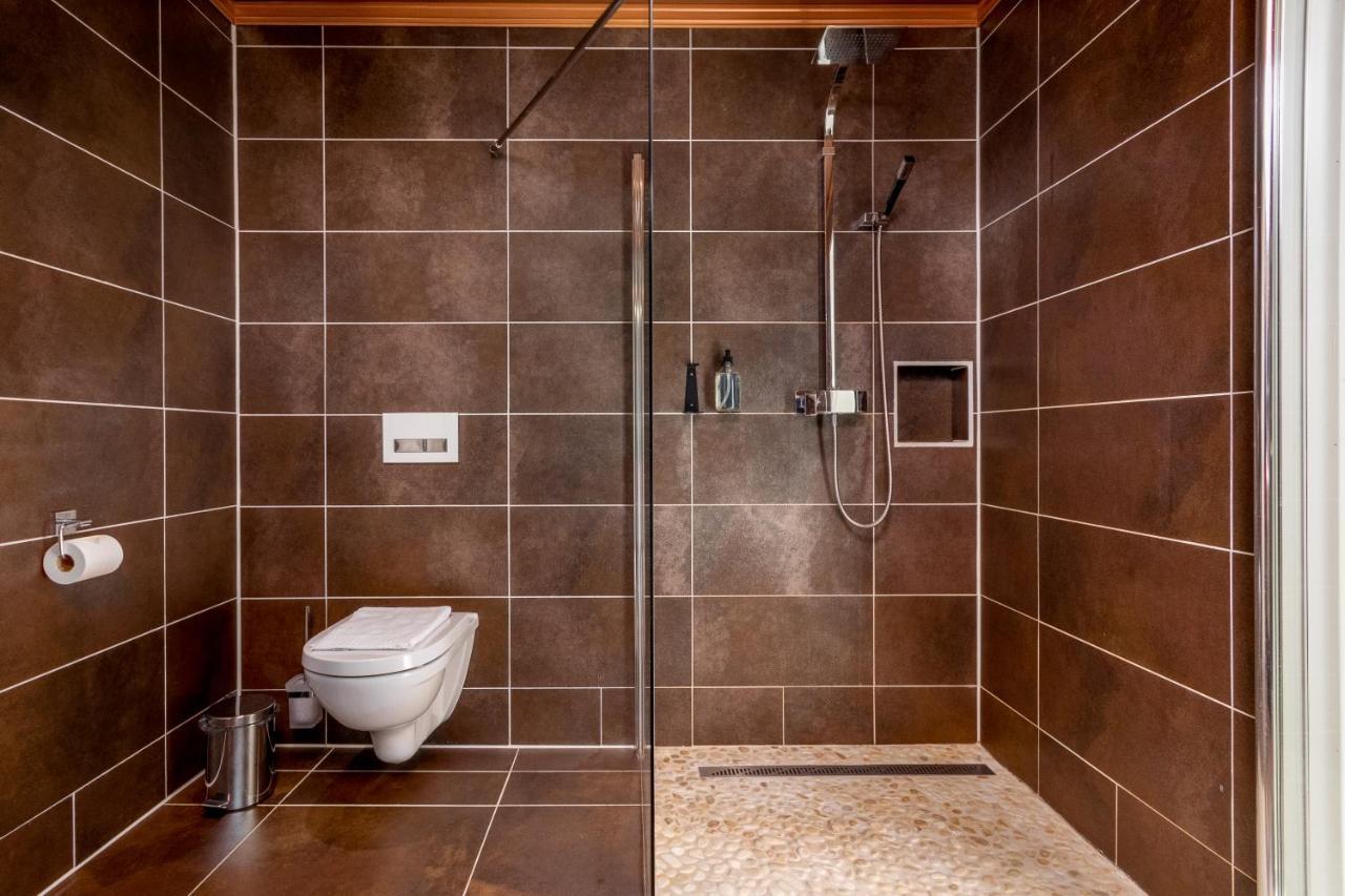 Panoramic Terrace, Huge Rain Shower And Cosy Lofts フロム エクステリア 写真